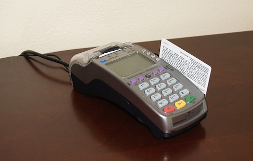 Nos cartões convencionais o valor deduzido do limite em compras parcelas é sempre o total da compra; e não o valor da parcela.